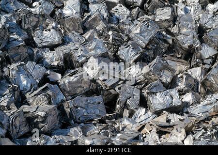 Würfel von gepresstem Schrott auf einem Schrottplatz im Hafen in Magdeburg in Deutschland Stockfoto