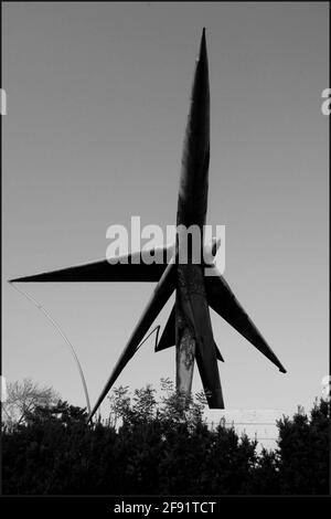 10/26/04 Flushing Meadow-Corona Park, Standort der Weltmessen 1939 & 1964 in New York. Zu den Statuen gehören „The Rocket Thrower“ von Donald DeLue, „The Freedom of the Human Spirit“ von Marshall Fredericks und The Unisphere, das Symbol der Weltausstellung 1964-65. Foto ©Neil Schneider/PHOTOlink / MediaPunch Stockfoto