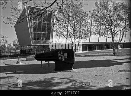 10/26/04 Flushing Meadow-Corona Park, Standort der Weltmessen 1939 & 1964 in New York. Zu den Statuen gehören „The Rocket Thrower“ von Donald DeLue, „The Freedom of the Human Spirit“ von Marshall Fredericks und The Unisphere, das Symbol der Weltausstellung 1964-65. Foto ©Neil Schneider/PHOTOlink / MediaPunch Stockfoto