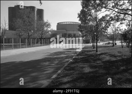 10/26/04 Flushing Meadow-Corona Park, Standort der Weltmessen 1939 & 1964 in New York. Zu den Statuen gehören „The Rocket Thrower“ von Donald DeLue, „The Freedom of the Human Spirit“ von Marshall Fredericks und The Unisphere, das Symbol der Weltausstellung 1964-65. Foto ©Neil Schneider/PHOTOlink / MediaPunch Stockfoto