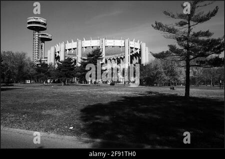 10/26/04 Flushing Meadow-Corona Park, Standort der Weltmessen 1939 & 1964 in New York. Zu den Statuen gehören „The Rocket Thrower“ von Donald DeLue, „The Freedom of the Human Spirit“ von Marshall Fredericks und The Unisphere, das Symbol der Weltausstellung 1964-65. Foto ©Neil Schneider/PHOTOlink / MediaPunch Stockfoto