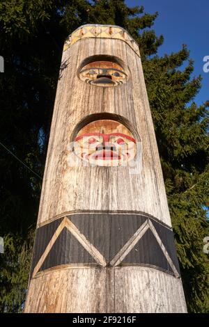 Nahaufnahme einer Holzschnitzerei der First Nations an der Westküste im West Vancouver Community Centre, British Columbia, Kanada Stockfoto