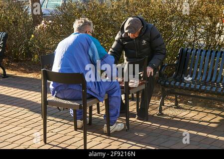 Zwei Männer spielen ein Backgammon-Spiel im Freien in West Vancouver, British Columbia, Kanada Stockfoto