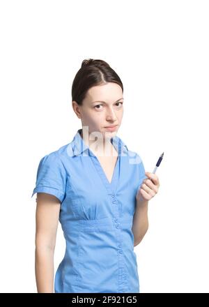 Porträt von jungen schönen gepflegten bescheidenen Frauen in blauen strengen Bürokleid halten Stift in der Hand auf weißem Hintergrund. Selbstdarstellung, Modell, t Stockfoto