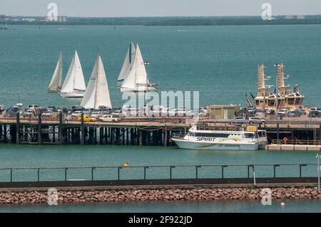 Im historischen Stokes Hill Wharf an der Darwin Waterfront, Darwin, NT, mischen sich Freizeitboote und Arbeitsschiffe Stockfoto
