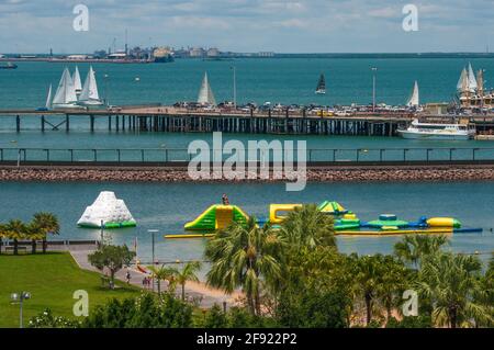 Freizeitboote und Arbeitsschiffe mischen sich in der historischen Stokes Hill Wharf, jenseits der Lagune an der Darwin Waterfront, Darwin, NT, East Arm Wharf in der Stockfoto