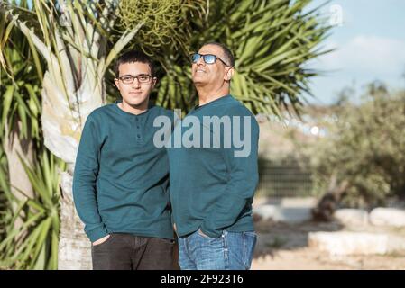 Teenager Junge mit älteren Vater im Park. Stockfoto