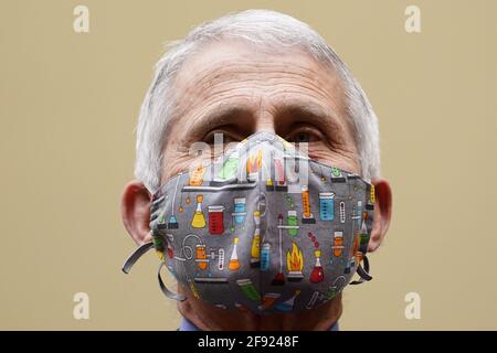 Dr. Anthony Fauci, der führende Experte für Infektionskrankheiten des Landes, bezeugt vor einem Unterausschuss des House Select zur Anhörung der Coronavirus-Krise auf dem Capitol Hill in Washington am Donnerstag, den 15. April 2021. (AP Photo/Susan Walsh, Pool) Stockfoto