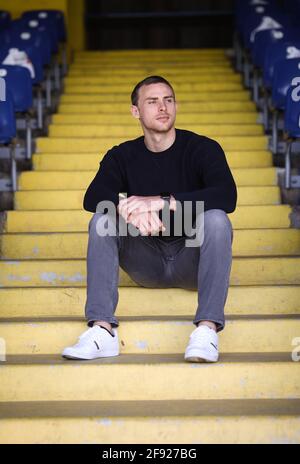 Hamburg, Deutschland. April 2021. Jadrian Clark, Quarterback Hamburg Sea Devils in der European League of Football (EFL), sitzt während einer Fotosession auf den Tribünen im Hoheluft-Stadion. In der ersten Saison der neu gegründeten European League of Football (elf) wollen die Hamburger Seeteufel um den Titel spielen. Die Sea Devils sollen am 20. Juni ihr erstes Spiel gegen die Frankfurter Galaxy spielen. Quelle: Christian Charisius/dpa/Alamy Live News Stockfoto