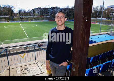 Hamburg, Deutschland. April 2021. Jadrian Clark, Quarterback Hamburg Sea Devils in der European League of Football (EFL), steht während einer Fotosession auf den Ständen im Hoheluft-Stadion. In der ersten Saison der neu gegründeten European League of Football (elf) wollen die Hamburger Seeteufel um den Titel spielen. Die Sea Devils sollen am 20. Juni ihr erstes Spiel gegen die Frankfurter Galaxy spielen. Quelle: Christian Charisius/dpa/Alamy Live News Stockfoto