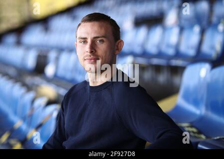 Hamburg, Deutschland. April 2021. Jadrian Clark, Quarterback Hamburg Sea Devils in der European League of Football (EFL), sitzt während einer Fotosession auf den Tribünen im Hoheluft-Stadion. In der ersten Saison der neu gegründeten European League of Football (elf) wollen die Hamburger Seeteufel um den Titel spielen. Die Sea Devils sollen am 20. Juni ihr erstes Spiel gegen die Frankfurter Galaxy spielen. Quelle: Christian Charisius/dpa/Alamy Live News Stockfoto