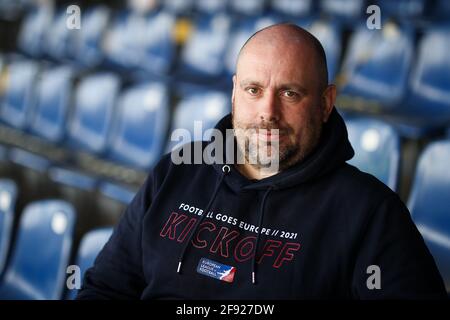 Hamburg, Deutschland. April 2021. Max Paatz, General Manager Hamburg Sea Devils in der European League of Football (EFL), sitzt während einer Fotosession auf den Tribünen im Hoheluft-Stadion. In der ersten Saison der neu gegründeten European League of Football (elf) wollen die Hamburger Seeteufel um den Titel spielen. Die Sea Devils sollen am 20. Juni ihr erstes Spiel gegen die Frankfurter Galaxy spielen. Quelle: Christian Charisius/dpa/Alamy Live News Stockfoto