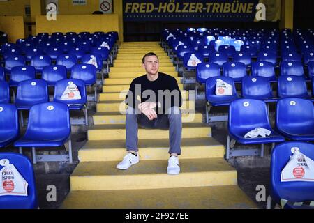 Hamburg, Deutschland. April 2021. Jadrian Clark, Quarterback Hamburg Sea Devils in der European League of Football (EFL), sitzt während einer Fotosession auf den Tribünen im Hoheluft-Stadion. In der ersten Saison der neu gegründeten European League of Football (elf) wollen die Hamburger Seeteufel um den Titel spielen. Die Sea Devils sollen am 20. Juni ihr erstes Spiel gegen die Frankfurter Galaxy spielen. Quelle: Christian Charisius/dpa/Alamy Live News Stockfoto