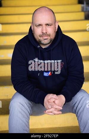 Hamburg, Deutschland. April 2021. Max Paatz, General Manager Hamburg Sea Devils in der European League of Football (EFL), sitzt während einer Fotosession auf den Tribünen im Hoheluft-Stadion. In der ersten Saison der neu gegründeten European League of Football (elf) wollen die Hamburger Seeteufel um den Titel spielen. Die Sea Devils sollen am 20. Juni ihr erstes Spiel gegen die Frankfurter Galaxy spielen. Quelle: Christian Charisius/dpa/Alamy Live News Stockfoto