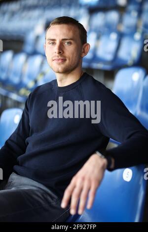 Hamburg, Deutschland. April 2021. Jadrian Clark, Quarterback Hamburg Sea Devils in der European League of Football (EFL), sitzt während einer Fotosession auf den Tribünen im Hoheluft-Stadion. In der ersten Saison der neu gegründeten European League of Football (elf) wollen die Hamburger Seeteufel um den Titel spielen. Die Sea Devils sollen am 20. Juni ihr erstes Spiel gegen die Frankfurter Galaxy spielen. Quelle: Christian Charisius/dpa/Alamy Live News Stockfoto