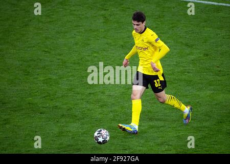 Dortmund, Deutschland. April 2021. Fußball: Champions League, Borussia Dortmund - Manchester City, K.O.-Runde, Viertelfinale, Zweitligist im Signal-Iduna-Park. Dortmunds Giovanni Reyna spielt den Ball. Quelle: Federico Gambarini/dpa/Alamy Live News Stockfoto