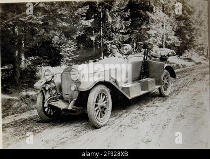 Erzherzog Karl besuchte dort VIII. Korpskomando in Luzk (Glück), hier mit Lutensionnant Brugler und dem Panel Adjutant, war Rittmeister Gross Archherzog Karl am 1916. Juni Oberkommandant eines Abschnitts der Ostfront und kommandierte mehrere Armeen zwischen Brody und den Karpaten. Als Teil dieses Kommandanten inspizierte Erzherzog Karl seine zugehörigen Einheiten. Stockfoto