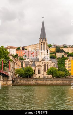 Vieux-Lyon, Kirche Saint-Georges, bunte Häuser und Fußgängerbrücke im Zentrum, am Fluss Saone Stockfoto