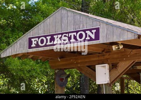 Folkston, George, USA - 5. April 2021: Nahaufnahme des 'Folkston'-Schildes auf der 'Folkston Funnel Viewing Platform', um vorbeifahrende Züge zu beobachten. Stockfoto