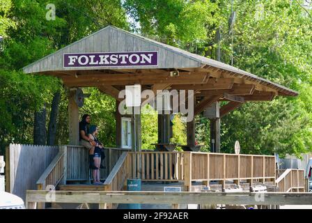 Folkston, George, USA - 5. April 2021: Ein Paar wartet auf Züge, die den 'Folkston Funnel' auf der 'Folkston Funnel Platform' für Eisenbahnfans passieren werden. Stockfoto