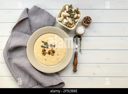 Köstliche Pilzsahnesuppe mit Thymen auf dem Holztisch. Horizontale Draufsicht von oben, Kopierbereich Stockfoto