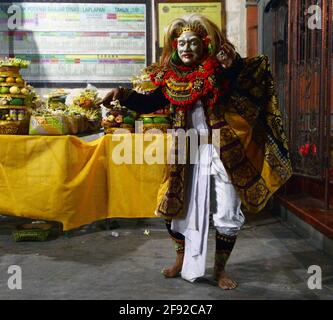 Ein maskierter Topeng-Darsteller auf einem Tempelfest in Ubud, Bali, Indonesien. Stockfoto