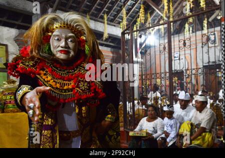 Ein maskierter Topeng-Darsteller auf einem Tempelfest in Ubud, Bali, Indonesien. Stockfoto
