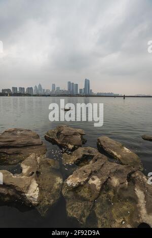 Landschaft des Jinji-Sees in einer trüben Umgebung in Suzhou, China Stockfoto