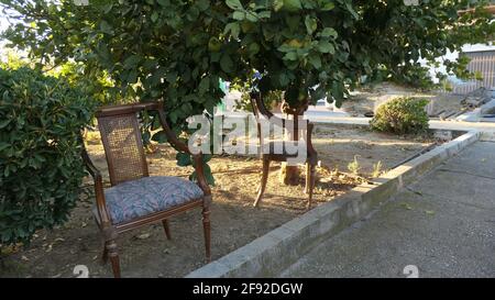 Esszimmerstühle mit weichen Sitzkissen zum Mitnehmen Sonne im andalusischen Dorf Stockfoto