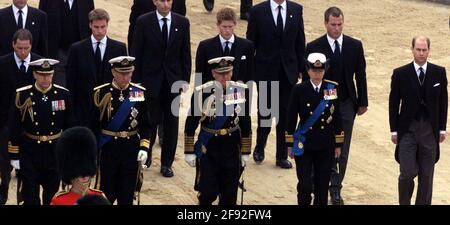 Datei-Foto vom 09/04/02 von (von links nach rechts)Viscount Linley, der Herzog von York, Prinz William, der Prinz von Wales, der Herzog von Edinburgh, Prinz Harry, die Prinzessin Royal, Peter Phillips und Prinz Edward, folgen dem Sarg von Königin Elizabeth, der Königin Mutter, als er die Westminster Hall verlässt. Das Begräbnis der Königin-Mutter war das letzte königliche Begräbnis, das im Vereinigten Königreich ausgiebig übertragen wurde. Ausgabedatum: Freitag, 16. April 2021. Stockfoto