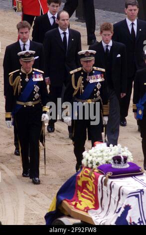 Datei-Foto vom 09/04/02 des Prinzen von Wales (links) und des Herzogs von Edinburgh, gefolgt von den Prinzen William und Harry, die den Sarg von Königin Elizabeth, der Königin Mutter, trugen, als sie die Westminster Hall verlassen, um ihren Weg zur Westminster Abbey für ihren Trauergottesdienst zu machen. Das Begräbnis der Königin-Mutter war das letzte königliche Begräbnis, das im Vereinigten Königreich ausgiebig übertragen wurde. Ausgabedatum: Freitag, 16. April 2021. Stockfoto