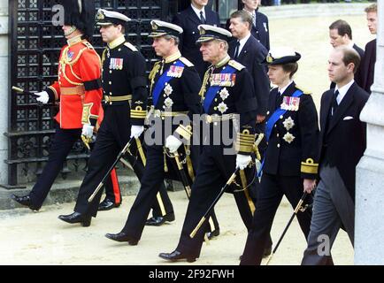 Datei-Foto vom 09/04/02 von Mitgliedern der königlichen Familie (von der zweiten links, nach rechts) der Herzog von York, der Prinz von Wales, der Herzog von Edinburgh, die Prinzessin Royal und der Graf von Wessex, nach der Beerdigung Cortege von Königin Elizabeth die Königin Mutter in Richtung Westminster Abbey. Das Begräbnis der Königin-Mutter war das letzte königliche Begräbnis, das im Vereinigten Königreich ausgiebig übertragen wurde. Ausgabedatum: Freitag, 16. April 2021. Stockfoto