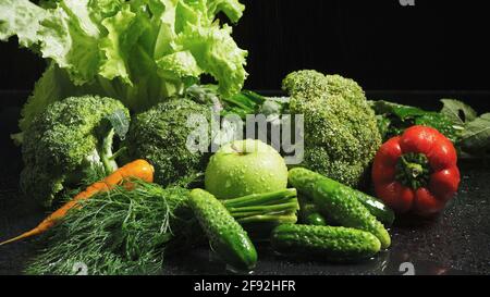 Foto von frischem Gemüse mit Wassertropfen gesetzt Stockfoto