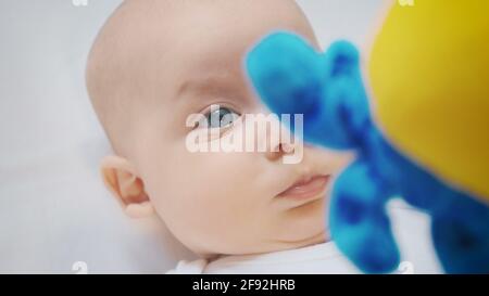 Foto von überrascht Baby vier Monate Mädchen Stockfoto