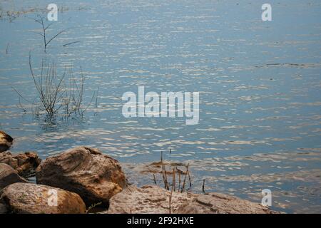 Wellen und Reflexion im Wasser Stockfoto