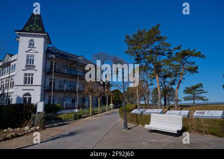 Binz, Deutschland. März 2021. Strandvillen befinden sich an der Strandpromenade im Ostseebad Binz auf der Insel Rügen. Quelle: Stefan Sauer/dpa-Zentralbild/ZB/dpa/Alamy Live News Stockfoto