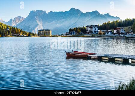 Magische Reflexionen auf dem Misurina See. Sonnenuntergänge auf den Dolomiten. Stockfoto