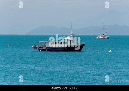 Airlie Beach, Queensland, Australien - April 2021: Freizeitboote und Yachten vor der Küste in der Bucht vor Anker Stockfoto