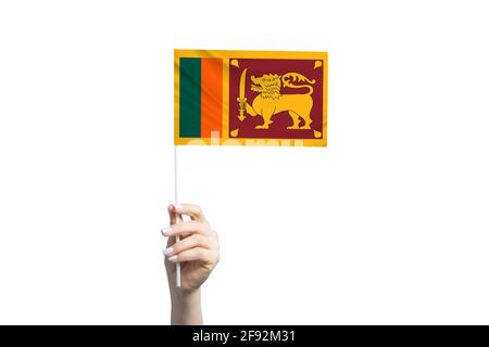 Schöne weibliche Hand mit Sri Lanka Flagge, isoliert auf weißem Hintergrund. Stockfoto