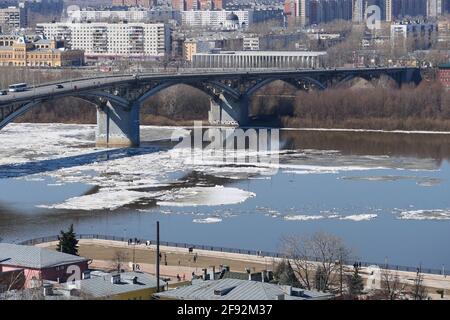 Panorama auf einer schönen großen Brücke über einen Fluss in der Stadt. Stockfoto