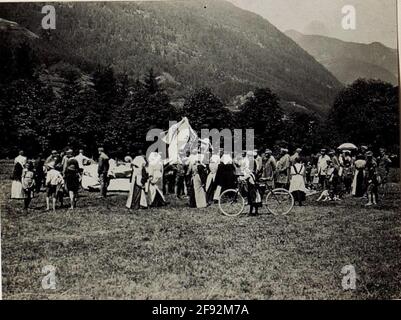 Der zerschmetterte Flieger der Letharter würdevoll auf 8.6.1917 Flugblättern des Plenners der Fliegergesellschaft 15 vor den Artilleriekästen in Brixen. . Stockfoto