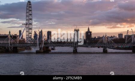 Ein wunderschöner Sonnenuntergang über London. Stockfoto