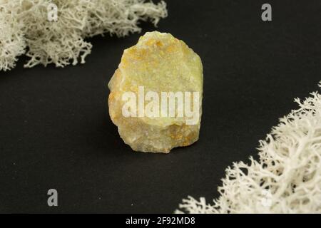 Opal aus Madagaskar. Natürlicher Mineralstein auf schwarzem Hintergrund. Mineralogie, Geologie, Magie von Steinen, Halbedelsteinen und Proben von Mineralien. C Stockfoto