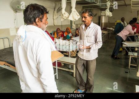 Patienten in einem ländlichen Krankenhaus in Rajasthan, Indien Stockfoto