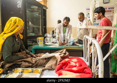 Patienten in einem ländlichen Krankenhaus in Rajasthan, Indien Stockfoto