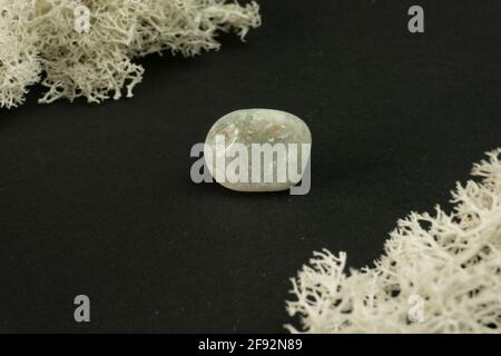 Jadeit aus Indien. Natürlicher Mineralstein auf schwarzem Hintergrund. Mineralogie, Geologie, Magie von Steinen, Halbedelsteinen und Proben von Mineralien. Clo Stockfoto