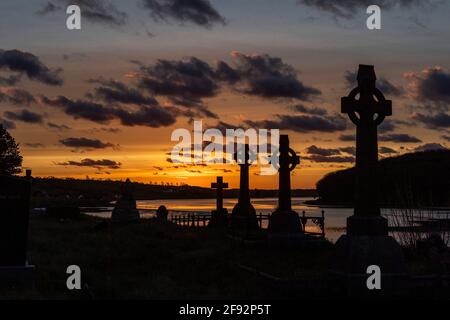 Timoleague, West Cork, Irland. April 2021. Die Sonne geht spektakulär über dem Franziskanerkloster in Timoleague auf als Auftakt zu einem überwiegend trockenen Tag mit trüben Sonnenstrahlen. Die Abtei wurde 1240 gegründet und überlebte, bis sie 1642 von englischen Soldaten verbrannt wurde. Quelle: AG News/Alamy Live News Stockfoto