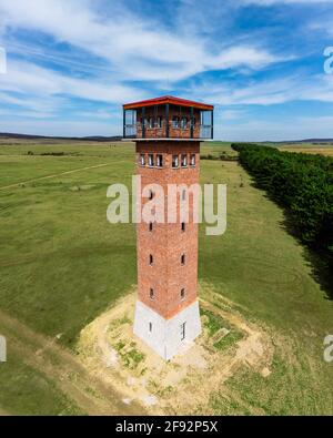 Erneuter Aussichtspunkt in der Nähe von Nagyvazsony Ungarn. Es war ursprünglich ein sowjetischer militärischer Inspektionsturm in der Zeit des Kalten Krieges. Öffentlicher Aussichtsturm heute Stockfoto