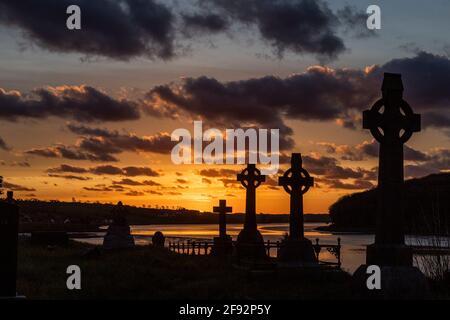 Timoleague, West Cork, Irland. April 2021. Die Sonne geht spektakulär über dem Franziskanerkloster in Timoleague auf als Auftakt zu einem überwiegend trockenen Tag mit trüben Sonnenstrahlen. Die Abtei wurde 1240 gegründet und überlebte, bis sie 1642 von englischen Soldaten verbrannt wurde. Quelle: AG News/Alamy Live News Stockfoto