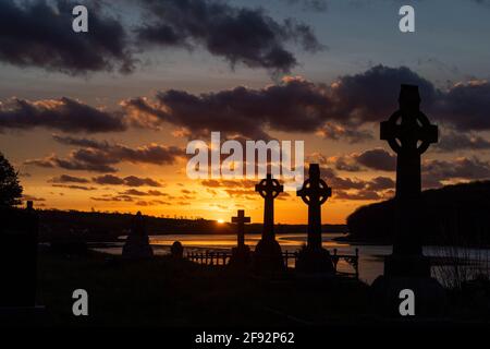 Timoleague, West Cork, Irland. April 2021. Die Sonne geht spektakulär über dem Franziskanerkloster in Timoleague auf als Auftakt zu einem überwiegend trockenen Tag mit trüben Sonnenstrahlen. Die Abtei wurde 1240 gegründet und überlebte, bis sie 1642 von englischen Soldaten verbrannt wurde. Quelle: AG News/Alamy Live News Stockfoto